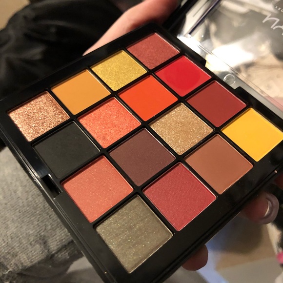 NYX Phoenix Ultimade shadow palette - Picture 3 of 3